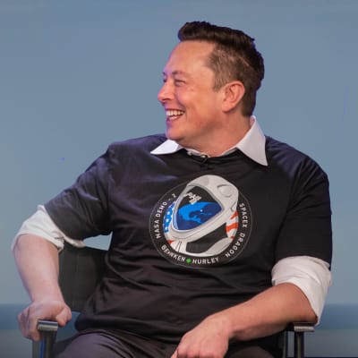 Elon Musk ja Starshipin koealus kuvakoosteessa.