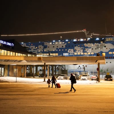Matkustajat kiiruhtavat Tallink Siljan terminaaliin Turun satamassa.