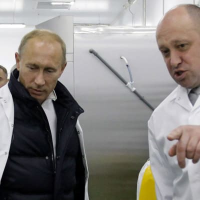 Jevgenij Prigozjin (till höger) tillsammans med Putin på en gammal arkivbild från 2010.