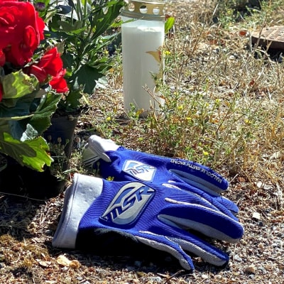 Blommor och ett par handskar på olycksplatsen. 