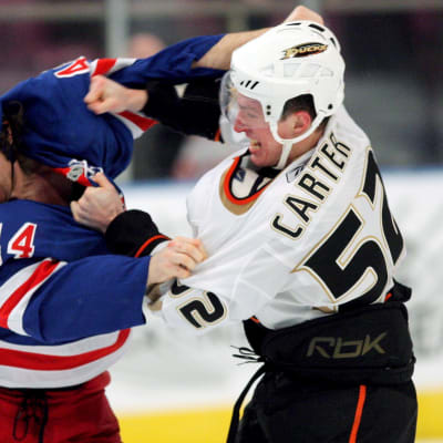 Ryan Hollweg myllyssä Ryan Carteria vastaan NHL-jäillä 2008.