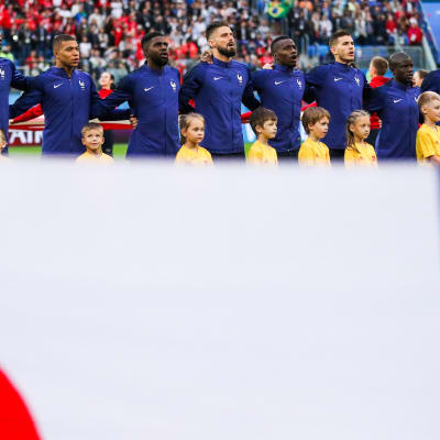 Ranskan pelaajat rivissä kentällä.