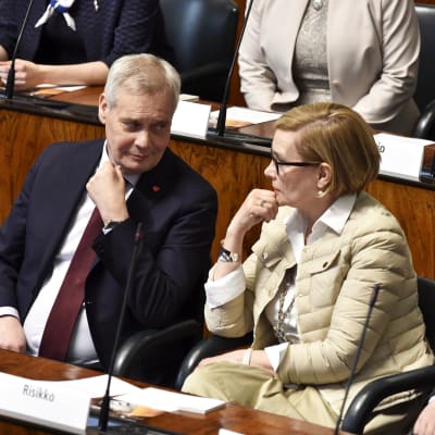 Sdp:n puheenjohtaja Antti Rinne ja kokoomuksen Paula Risikko aloittamassa uuden eduskunnan ensimmäistä täysistuntoa