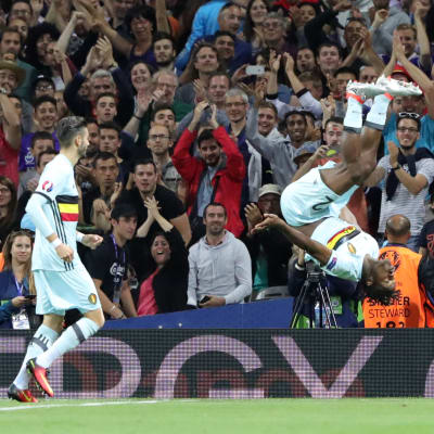 Michy Batshuayi gjorde målet som avgjorde åttondelsfinalen till Belgiens favör och firade med frivolter.