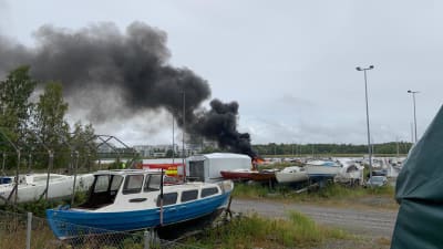 En båt brinner i hamnen i Färjstranden i Hirvensalo. 