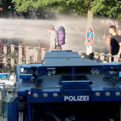 Polisen i Hamburg tar till vattenkanoner mot demonstranter. 