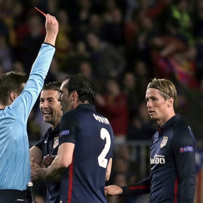 Felix Brych visade det röda kortet till Fernando Torres.
