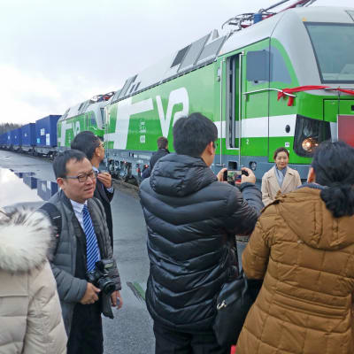 ihmisiä Kiinan junan edessa