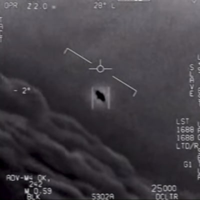 Svartvit bild från amerikanska försvarets video som visar ett oidentifierat luftburet fenomen.  