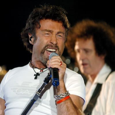 Den brittiska sångaren Paul Rodgers på scen tillsammans med gitarristen Brian May.