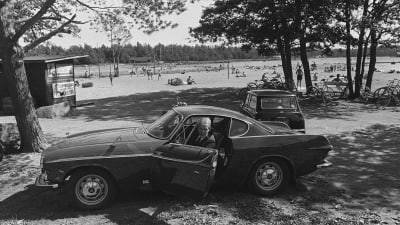 Lasse Mårtenson autossaan Lauttasaaren uimarannalla vuonna 1965.