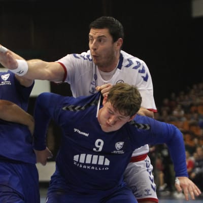 Tuff kamp om bollen i handbollsmatchen mellan Serbien och Finland.