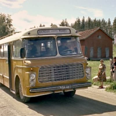 Keltainen postibussi kuljettaa ihmiset ja postin