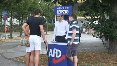 Tyska AfD:s kampanjaktivister diskuterar med förbipasserande i Leipzig