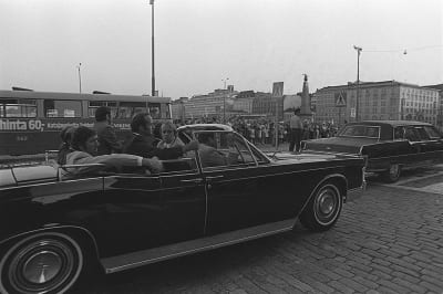 Yhdysvaltojen presidentti Gerald Fordin turvamiehet avoautossa Pohjois-Esplanadilla 1975.