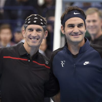 Roger Federer bidrog till en oförglömlig afton för Jarkko Nieminen.