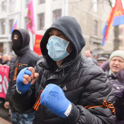 Proryska demonstranter i Charkiv i östra Ukraina.