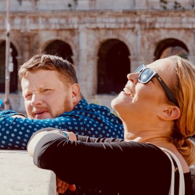Micke och Lotten i Italien. Lotten tittar uppåt och kisar mot solen.