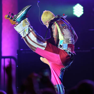 Amerikkalaisyhtye Red Hot Chili Peppers esiintymässä Berliinissä 6. syyskuuta. Kuvassa basisti Flea.