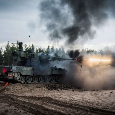 Ilmatorjuntapanssarivaunu laukaisee ammuksen ilmapuolustusharjoitusleirillä Lohtajan Vattajalla. 