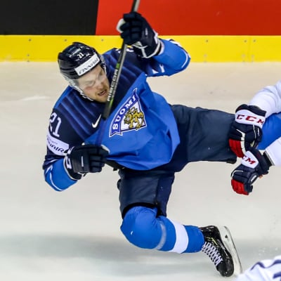 Juhani Tyrväinen i närkamp med en fransk spelare.
