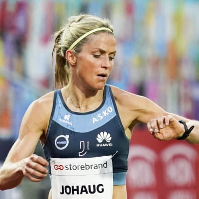 Therese Johaug i farten på 10 000 meter.