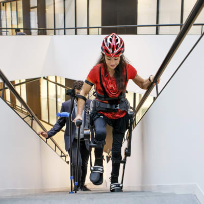 Sveitsiläinen vammaisurheilija Silke Pan testaa Lausannelaisen robotiikkalaboratorion kehittämää Twiice One -tukirankaa portaissa.