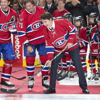 Kanadas premiärminister "tekar" i Montreal Canadiens-tröja.