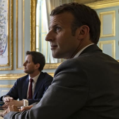 Emmanuel Macron deltar i Europeiska rådets videkonferens från Elyseepalatset i Paris. 