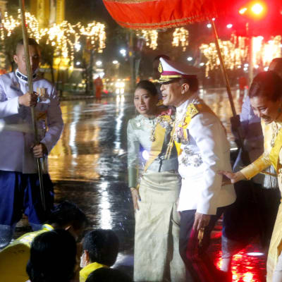 Kuningas Maha Vajiralongkorn Bodindradebayavarangkun, kuningatar Suthida ja prinsessa Sirivannavari Nariratana