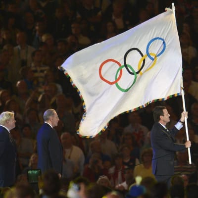 Eduardo Paes med den olympiska flaggan
