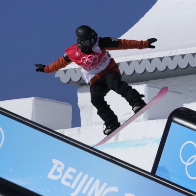 Enni Rukajärvi tekee reilitempun Pekingin olympiakisojen lumilautailussa.
