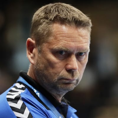 Kaj Kekki vid sidan av planen