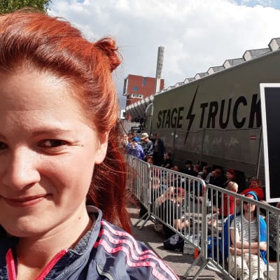 Marjaana Kokki jonottamassa Robbie Williamsin konserttiin.