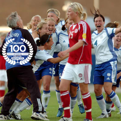 Finlands spelare firar seger över Danmark, EM 2005, med logo på Finlands 100 största idrottsögonblick.
