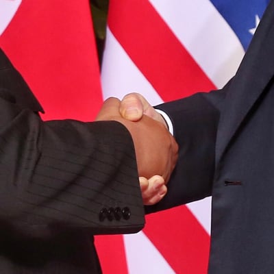 Närbild av Trumps pch Kim Jong-Uns händer när de skakar hand.