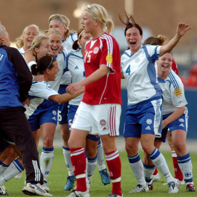 Finland firar sitt avancemang till EM-semifinal 2005.