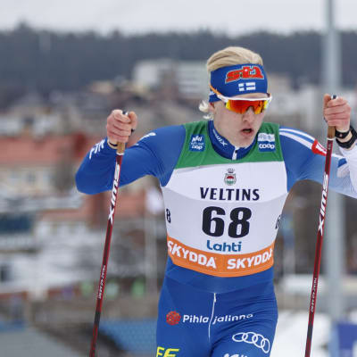 Eero Rantala hiihtää Salpausselän maailmancupin sprinttikarsinnasa.