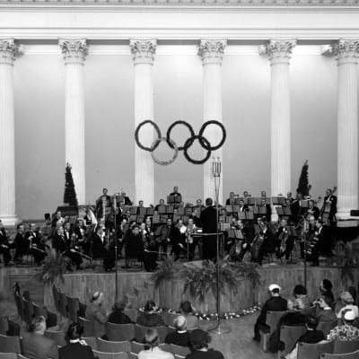Yleisradion Radion sinfoniaorkesteri (RSO) soittaa Helsingin yliopiston juhlasalissa (1952).