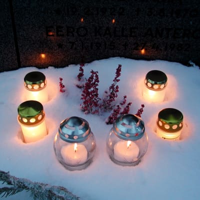 Kynttilöitä haudalla jouluna 2001.