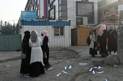 Afghanska kvinnor utanför ett privat universitet.