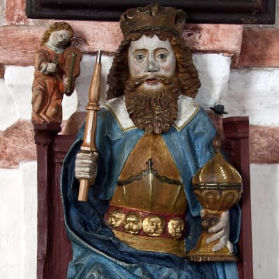 Medeltida skulptur av Sankt Olof.