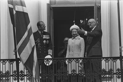 Prinssi Philip, kuningatar Elisabet ja Urho Kekkonen presidentinlinnan parvekkeella.