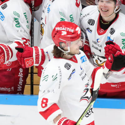Valtteri Viljanen firar med lagkamrater.