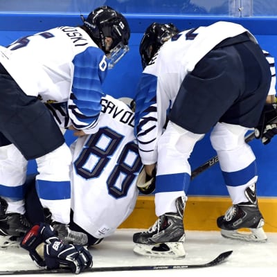 Ronja Savolainen från Finlands ishockeylandslag tacklades mot sargen och skadade sig.