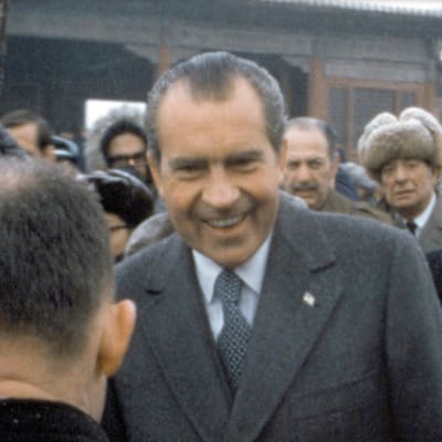 Nixon Kiinassa 1972. Kuva kaitafilmeistä kootusta dokumettielokuvasta Meidän Nixonimme (Our Nixon), ohjaus Penny Lane.