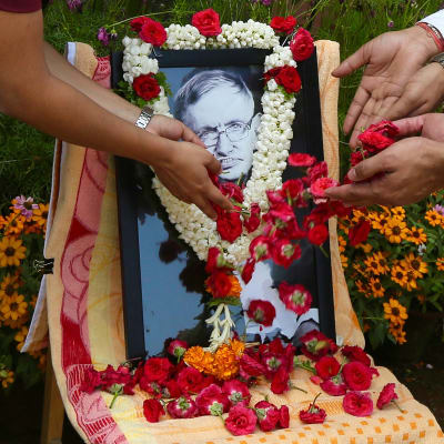Fakultetsmedlemmar av det indiska institutet för vetenskap hedrar Stephen Hawking i Bangalore, Indien. 