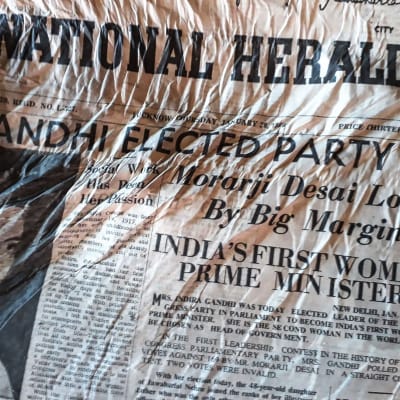 Hyväkuntoisen The National Heraldin etusivulla kerrotaan Indira Gandhin vaalivoitosta vuonna 1966.