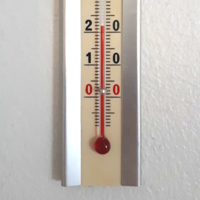 Lämpömittari näyttää 22 astetta.