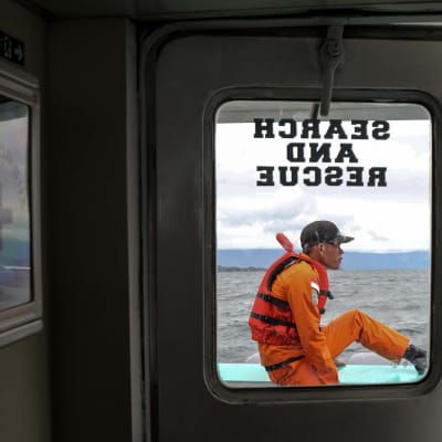 Indonesian etsintä- ja pelastusjärjestön mies etsi lauttaonnettomuuden uhreja tiistaina.